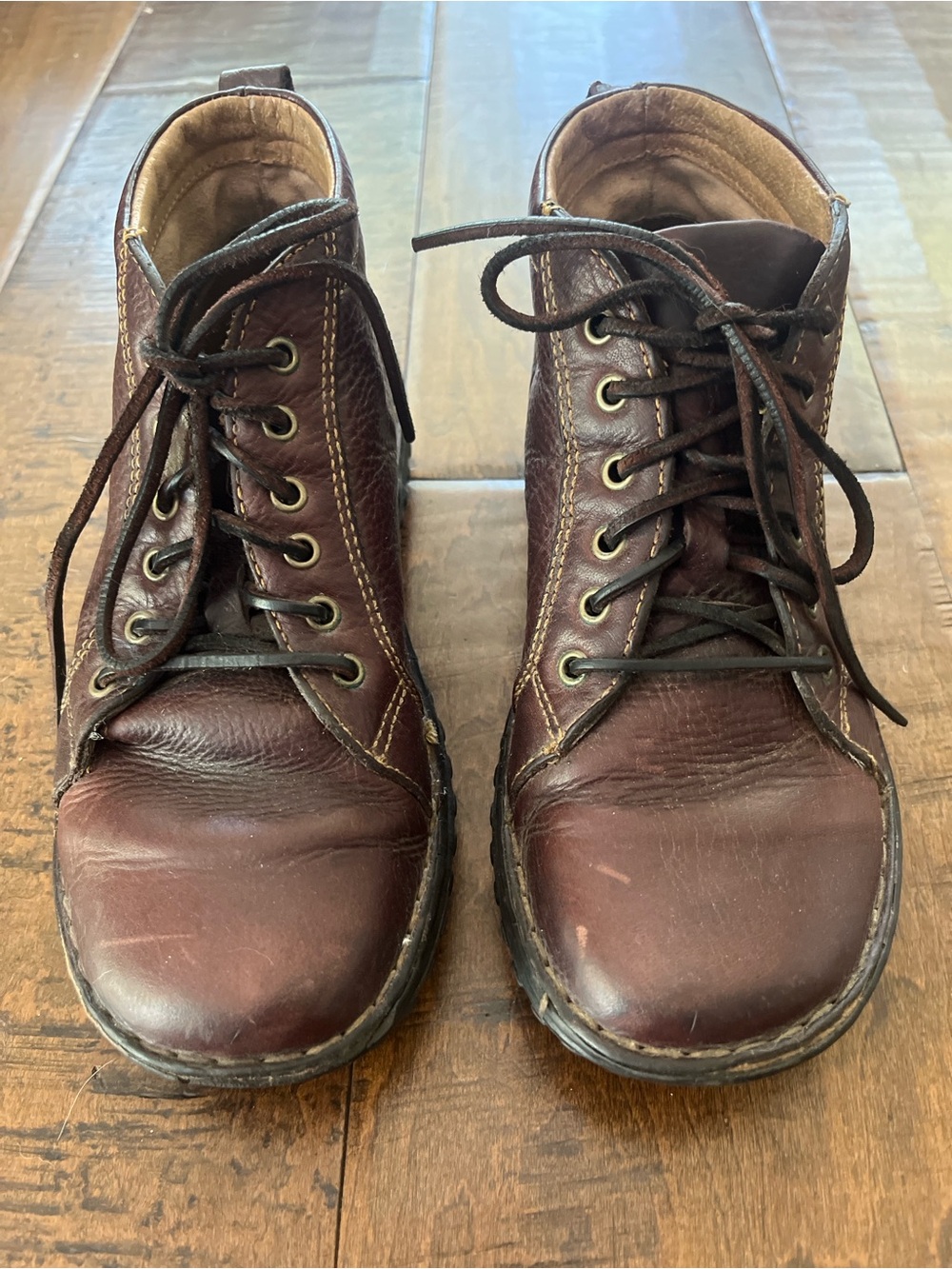 Born Henrik Moc-Toe Chukka distressed brown leather lace-up ankle boots. Sz. 6.5